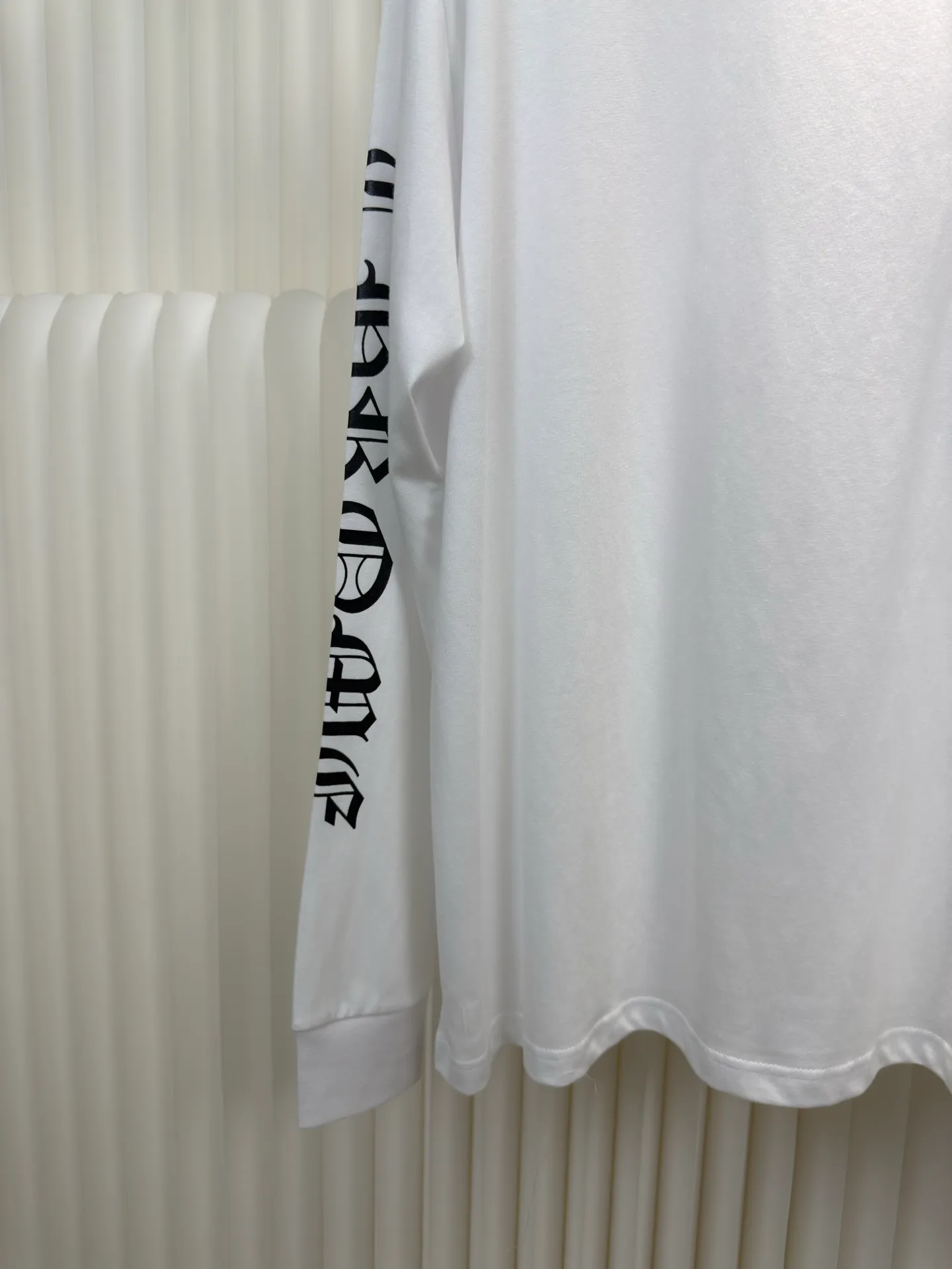 P290 Chrome Hear Sanskrit collar long sleeves. The fabric is made of 26 weave 200 grams cotton. The printing is ink printing. Customized accessories. Size S M L
